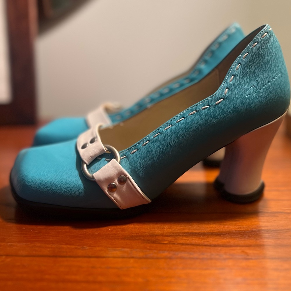 JOHN FLUEVOG - VANNY turquoise/blue and white leather pumps/heels.